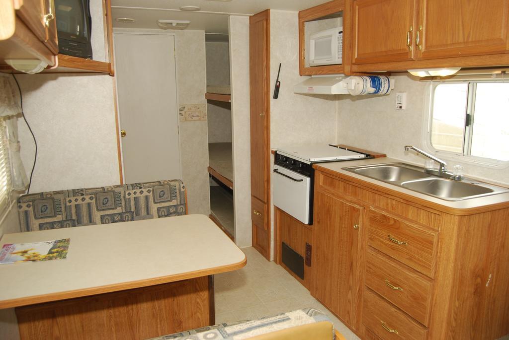 Crescent Bar Camping Resort Studio Cabin 1 Trinidad ภายนอก รูปภาพ